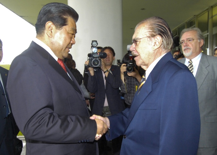 Sarney passa mal
