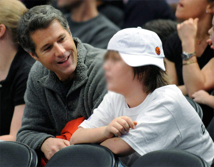 Sean e David assistem jogo de basquete