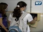 Escola exige que alunos 'batam ponto' ao entrar
