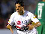 São Paulo espera por Cicinho e adia entrada na Libertadores