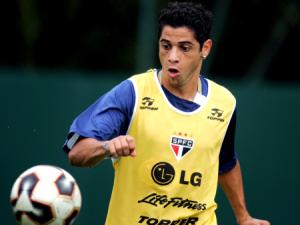 Lateral-direito Cicinho chega por empréstimo até 30 de junho
