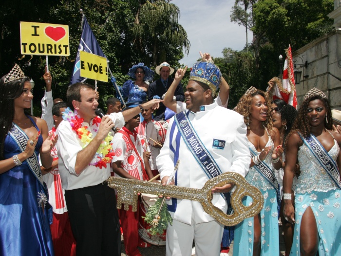 O prefeito do Rio de Janeiro, Eduardo Paes, entregou nesta sexta (12) a chave da cidade para a Corte do Carnaval