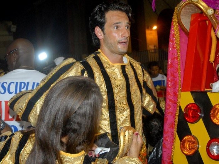 Rodrigo Santoro se arruma para entrar na bateria da União da Ilha