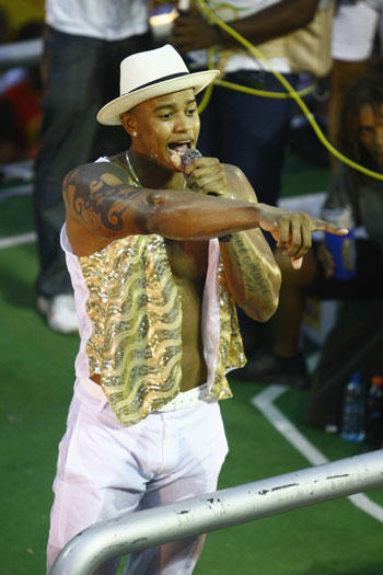 Léo Santana, vocalista do grupo Parangolé, anima o Bloco Pinel no Circuito Osmar (Campo Grande) do Carnaval de Salvador, com o hit Rebolation