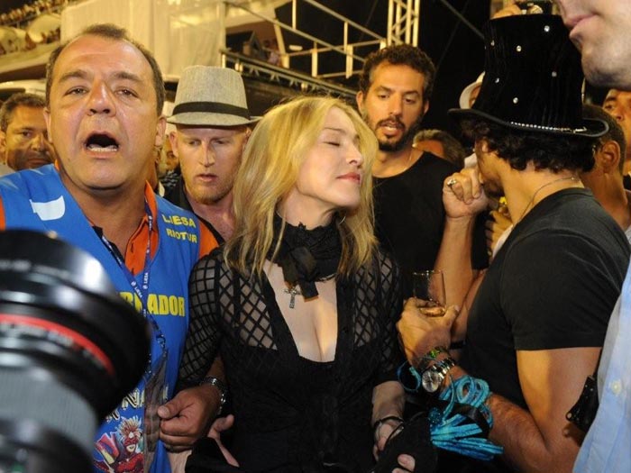 Madonna esteve o tempo todo cercada por muitos fotógrafos