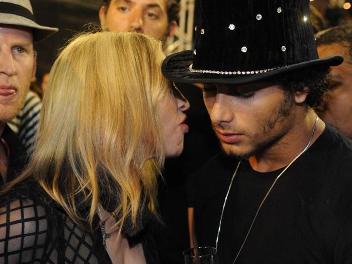 Madonna esteve ao lado do namorado Jesus Luz