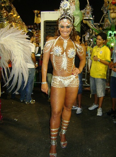 Veterana do Carnaval e da malha o N bia Oliver desfilou em S o Paulo