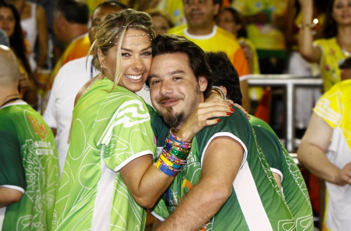 Adriane Galisteu e Alexandre Iódice curtem desfile Mocidade Idependente de Padre Miguel, na Sapucaí