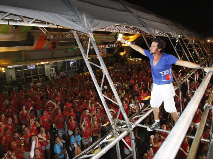 Tuca, da banda Jammil e Uma Noites, canta em camarote de Salvador