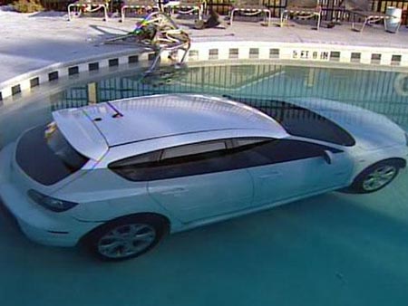 Barbeiro mira vaga e mergulha carro na piscina