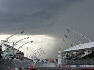 Temporal na zona norte forma poças e atrapalha a corrida