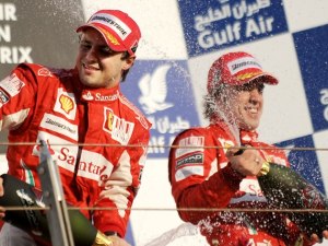 Alonso vence o GP do Bahrein, e Massa (esq.) chega em segundo