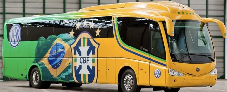 CBF apresenta novo ônibus da seleção