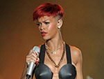 Rihanna surge com novo look e faz show com cabelo vermelho