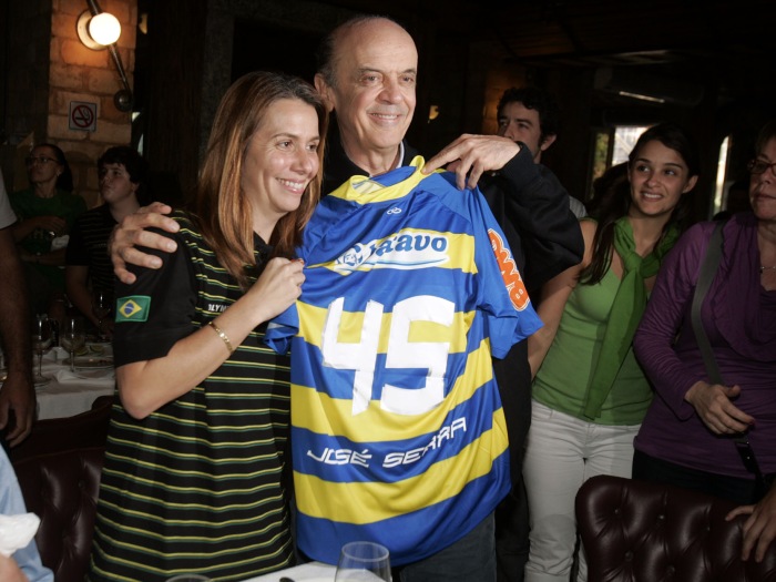 Serra vê jogo do Brasil no Rio