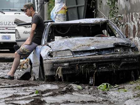 O furacão Ida espalhou destruição em El Salvador antes de perder força no oceano; as chuvas deixaram mais de 10 mil desabrigados no país centroamericano