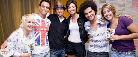 Finalistas do &Iacute;dolos veem Michael no cinema