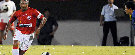 Rom�rio volta a jogar e � campe�o
