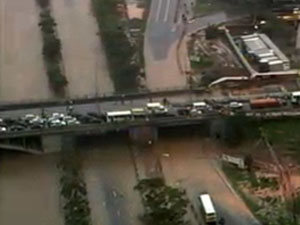 Reprodução Alagamento fecha marginal Tietê e para São Paulo; veja o vídeo