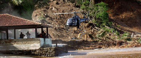 Helicóptero ajuda no resgate em Angra