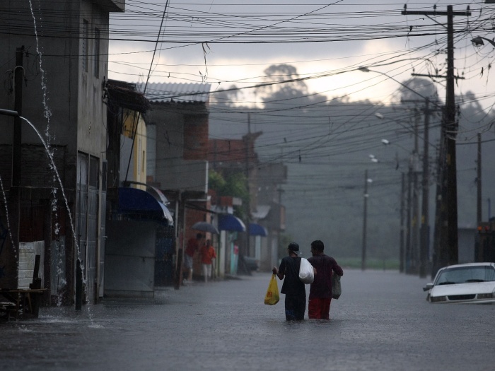 Rua do Jd. Romano (Z/L da Capital) alagada desde 8 de dezembro de 2009: gestão ambiental temerária do rio Tietê Jardim Romano enchente 7 janeiro m%20%28700%20x%20525%29 Diagnóstico da gestão tucana em São Paulo