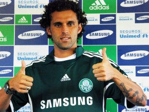 Lincoln chega como reforço, mas clube ainda busca um atacante