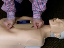 Médico faz massagem cardíaca com iPhone