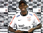 Corinthians apresenta volante Moacir, que já quer jogar no sábado