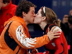 Patinadora canadense ganha o terceiro ouro do país e beijinho