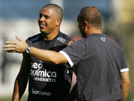 Irregularidade marca estreias do Corinthians