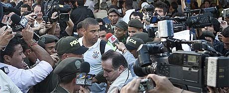 Chegada do Tim�o a Bogot� causa confus�o