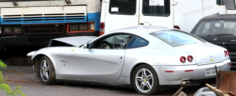 Dono paga R$ 67 mil e retira Ferrari batida