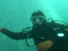 Aventureira mergulha em iceberg no Alasca