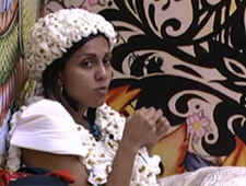 Dançarina Lia fica mal-humorada com fantasia de pipoca no BBB