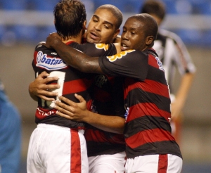 Adriano marca no final, e Flamengo empata com o Botafogo