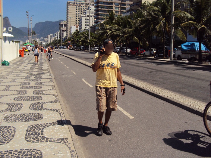 pedestre-celular-700x525