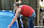 ( Video)Exibida vai fazer graça na piscina e se dá mal