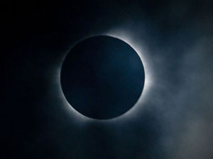 Eclipse do Sol é visto na Ilha de Páscoa. Veja galeria de fotos