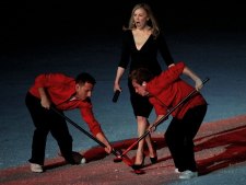 Clive Rose/Getty Images Canadá comemora ouros em festa de encerramento dos Jogos Olímpicos